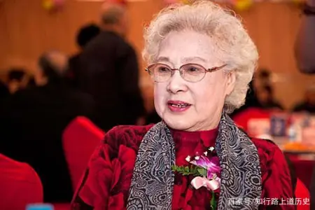 秦怡被确诊了肠癌，医生直言“活不久”，结果98岁仍容光焕发